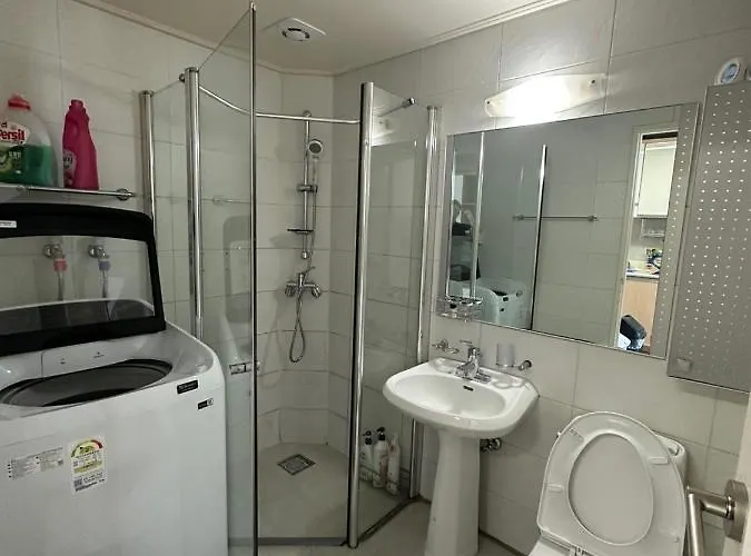 Apartment Hongdae Guesthouse2 1min From Hongik Uni Station Exit #1